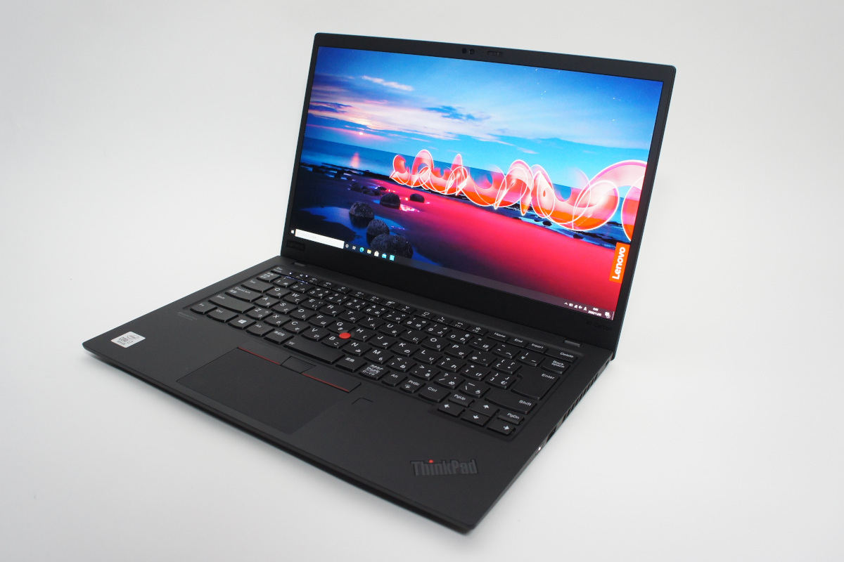 幅323mm、奥行き217mm、高さ14.95mmで重量が約1.09kgと薄型軽量の「ThinkPad X1 Carbon Gen 8」