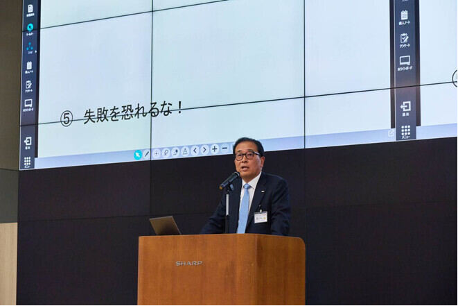 入社式で祝辞を述べるシャープの沖津社長兼CEO