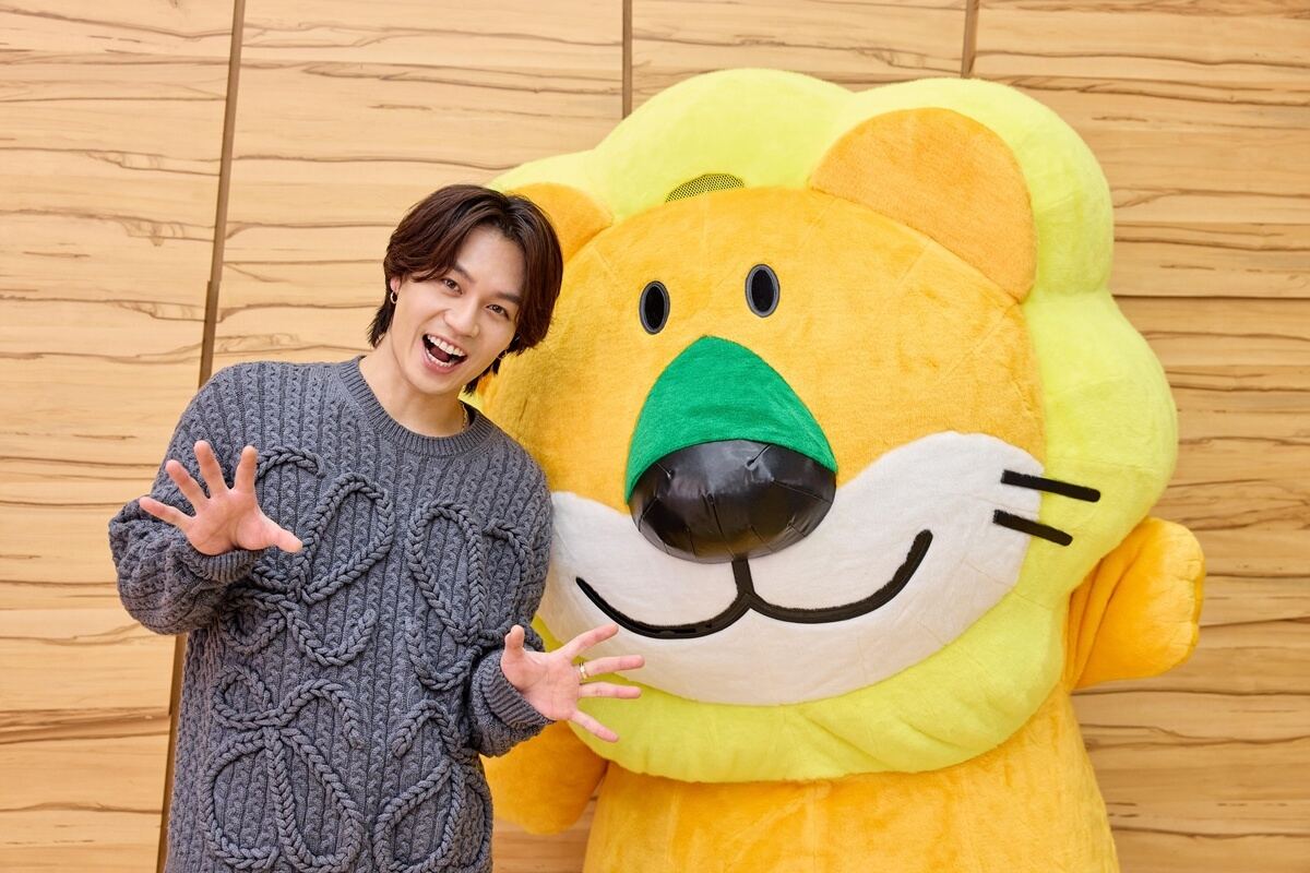 Travis Japanの松田元太（左）とらいおんくん